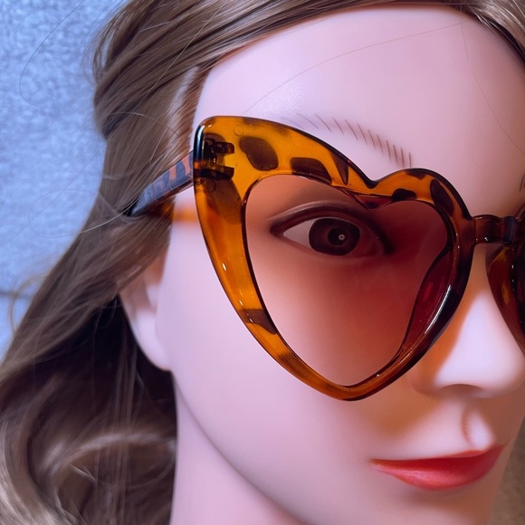 Brown Oversized Heart Eyes Sunglasses with Gradient Lenses - Picture 3 of 3